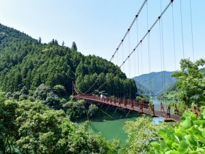 二川ダムの湖畔にかかる蔵王橋。有田川町はその名のとおり、町域のほとんどが有田川の流域である