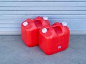 タンクの底に溜まった水分や不純物は、ストーブの芯にダメージを与える原因に。灯油はワンシーズンで使い切るのがベスト