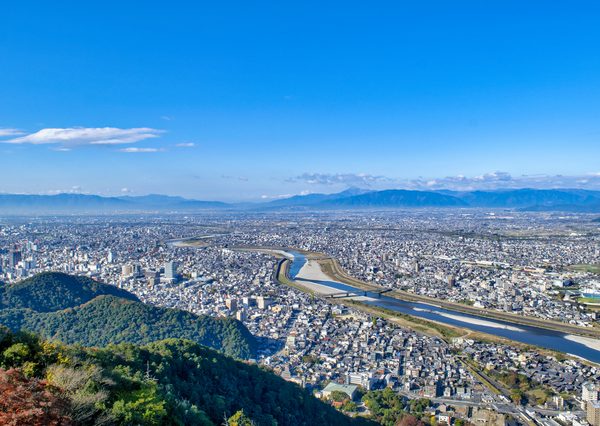 世界遺産に登録されている白川郷の「合掌造り集落」は飛騨地域に位置する