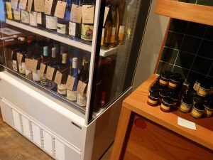 ベーカリーの一画ではワイン、その他あちこちの地域からセレクトされた商品が置かれている