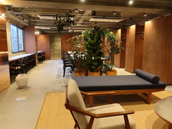 2階、オフィスに入ったところには会話が楽しめるソファコーナーなども