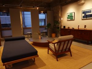 2階、オフィスに入ったところには会話が楽しめるソファコーナーなども