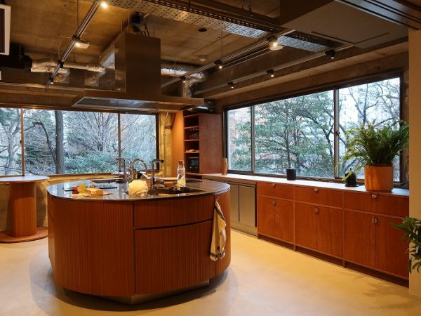 2階、オフィスに入ったところには会話が楽しめるソファコーナーなども