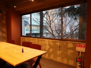 2部屋ある会議室のうち、窓辺にある部屋からは木々を望める