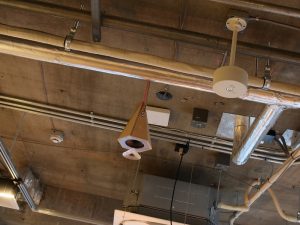 1階の天井に下げられていた、上階オフィスに入居している会社製のスピーカー。商品や情報がこの建物内でシェイクされ、さらに外のSOILに繋がっていく未来を予感させる