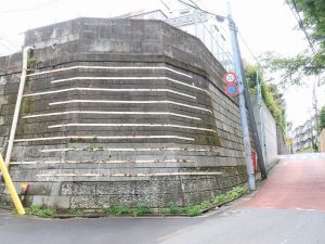 高さのある擁壁は外に対しても、中に立っている建物に対しても危険をはらんでいる