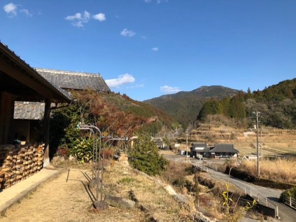 香美市香北町の岩改に立つ髙村さんの家からの眺め。豊かな自然がひろがる地域だ