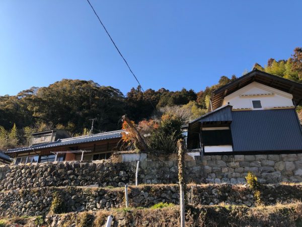 主屋に離れ、蔵などがある昔の農家のつくりの髙村さんの住まい