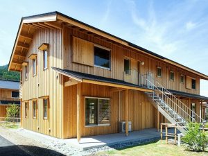 軒の深い住宅となっており、北側はオブタと呼ばれる地域独自の空間になっている。撮影・生津正隆