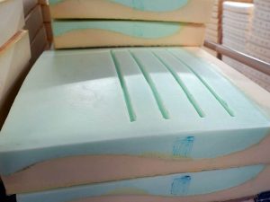 自社製作のモールドウレタンフォーム。座ったときの快適性を求めて、日々研究している