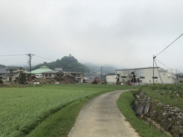 西日本豪雨の際にダムの緊急放流により洪水となった2日後の某地域の様子。水が引き、被害を受けた家屋やがれきの片付けが進められていたころ（写真：介川亜紀）