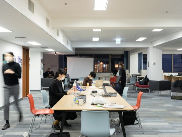 スタジオではアーティストが思い思いの場所、好みの時間に打ち合わせや制作活動などを行っている（撮影／加藤甫）