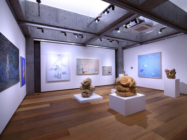 もともとこの近くにあった銀杏の巨木から作ったベンチを置くなど、地元の歴史も受け継いでいる　提供：大垣書店