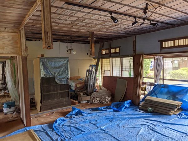 院長先生が暮らしていた居住スペースを会議等のフリースペースにリノベーション