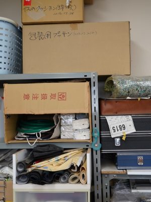 おもちゃのキッチンを修繕している様子。1ヶ所ずつ丁寧に安全に問題はないか、確認。傷なども目立たないように直していく