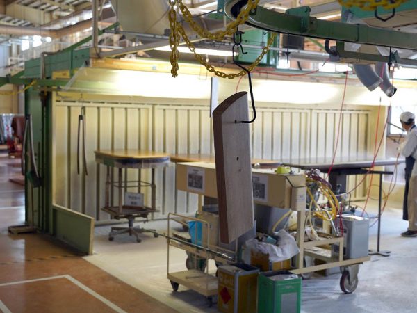 最先端機械と人の手で仕上げる木材部品