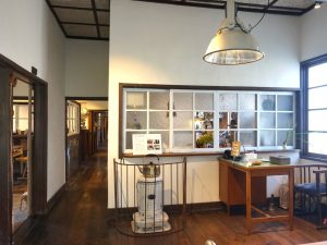 病院の玄関の雰囲気をそのまま残した食堂の入り口