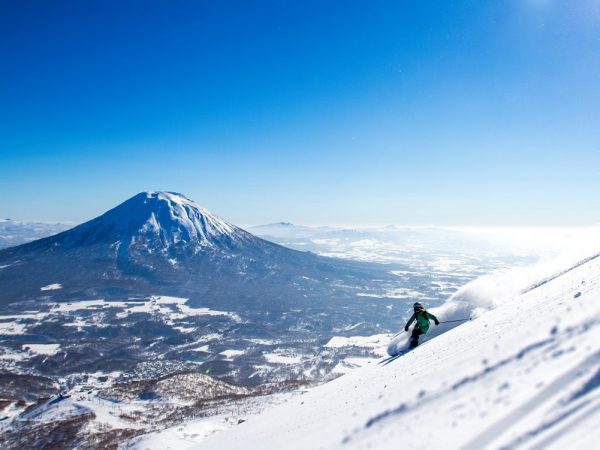 羊蹄山を望み、パウダースノーを楽しめる環境が訪日客の人気を集めている（Ⓒ俱知安観光協会）