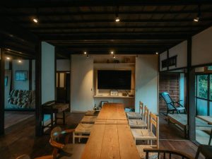 院長先生の居住スペースだった場所がリノベーションされて会議に活用されている