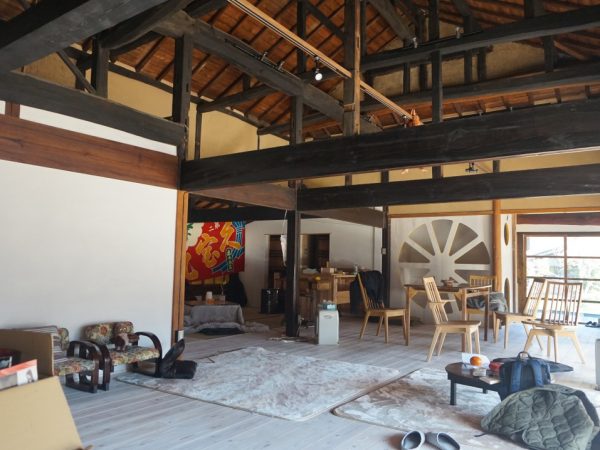 院長先生の居住スペースだった場所がリノベーションされて会議に活用されている