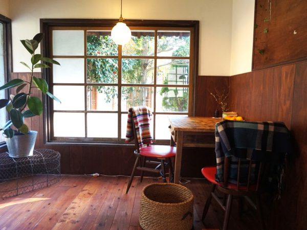 まめな食堂の食卓の一つ。プライバシー感のある席だ