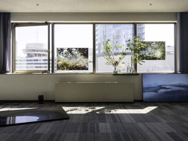 スタジオではアーティストが思い思いの場所、好みの時間に打ち合わせや制作活動などを行っている（撮影／加藤甫）