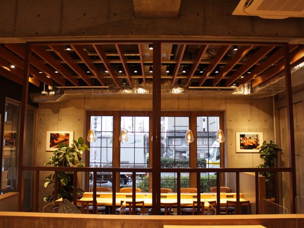 もともとこの近くにあった銀杏の巨木から作ったベンチを置くなど、地元の歴史も受け継いでいる　提供：大垣書店