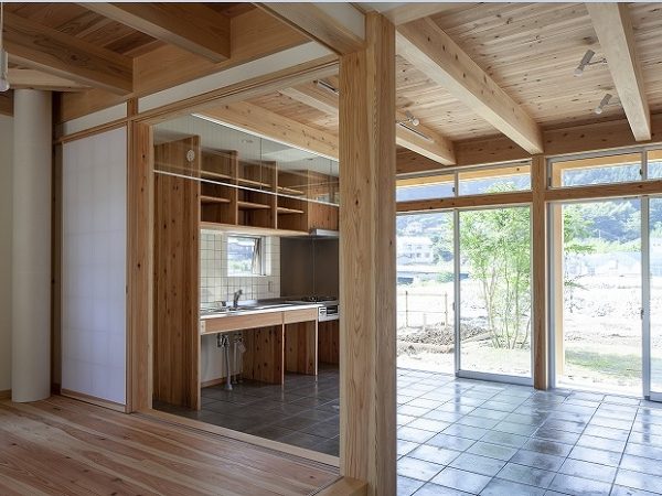 2017年に建設が始まった徳島県神山町の町営住宅「大埜地住宅」、まちのリビングとなる鮎喰川コモンが2021年11月に完成した。建設前の町営住宅を取材したご縁から、2022年2月に再度現地を見学すると同時に、建築家、大工など住宅に関わった人たちに完成までの試行錯誤、建設に関わることで得たものなどについて聞いた。

