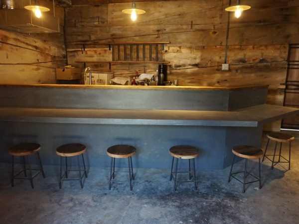 院長先生の居住スペースだった場所がリノベーションされて会議に活用されている