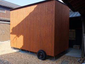 まめなの研究から生まれた取り換えが簡単な水回りが入る建物。カビなどの影響でどうしても老朽化が早い水回りを、まるごと入れ替えできる仕組みだ。タイヤもついていて移動しやすい