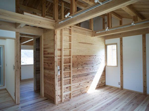 オーストリア製のペレットボイラー。敷地内に別棟として作られている。撮影・生津正隆