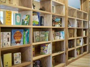 鮎喰川コモンの内部。子どもの集まる場は意識されたが子ども専用ではない