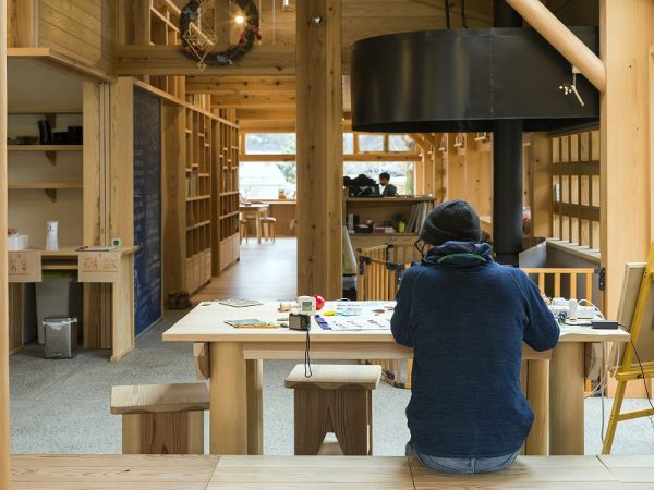 駐車場は敷地外周部に設けられており、敷地内で車と人の動線が交わることはない