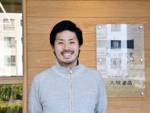 大垣書店の大垣守可さん。このビルの2階支配人をつとめる