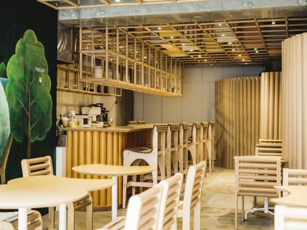 「コミュニティ」ならよく聞く。だが、「コミュニティディナー」と言われたらどうだろう。みんなで食べる食事というだけでもなさそうで、不思議な言葉である。一体、どんな場なのだろうか。主催する「はぐくむ湖畔」にお邪魔した。

