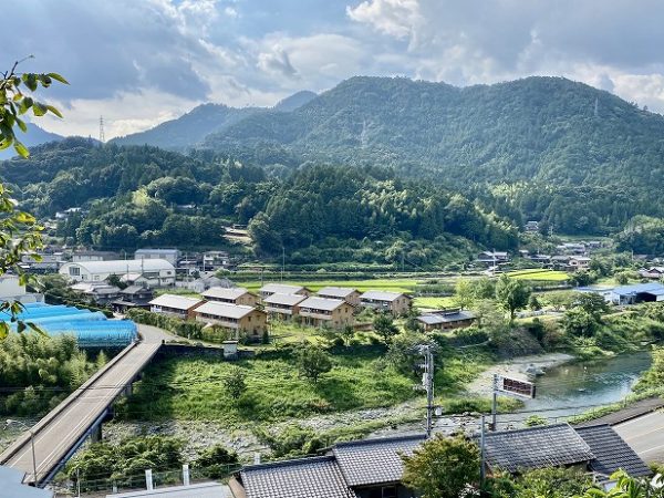 前回訪れたときの町営住宅建設地。一部残された樹木があるだけの場所だった