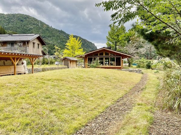 オーストリア製のペレットボイラー。敷地内に別棟として作られている。撮影・生津正隆