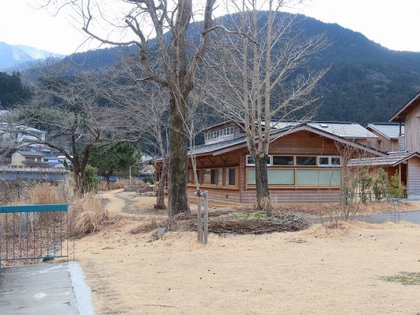前回訪れたときの町営住宅建設地。一部残された樹木があるだけの場所だった