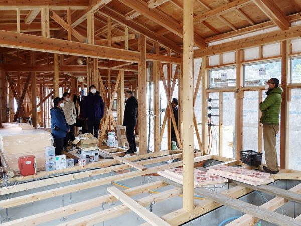 町営住宅から少し離れたところにある倉庫にはまだ少し町産材が残されていた