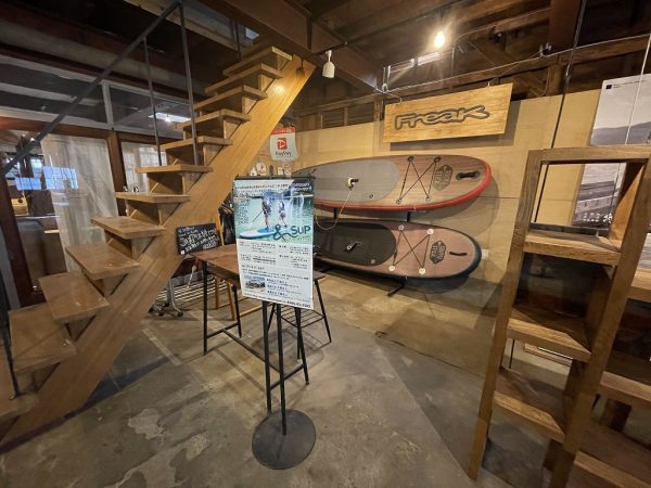 地元のおいしいお酒をはじめ、このエリアならではのメニューも揃う