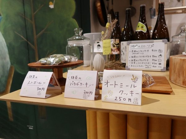 壁には北欧を思わせる緑、水に動物のイラスト。おかえりなさいという言葉にほっとする人もいるのではなかろうか