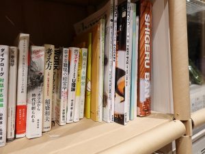 店内の本棚には生き方、コミュニティに関する書籍、北欧、デンマークに関する書籍も並んでいた