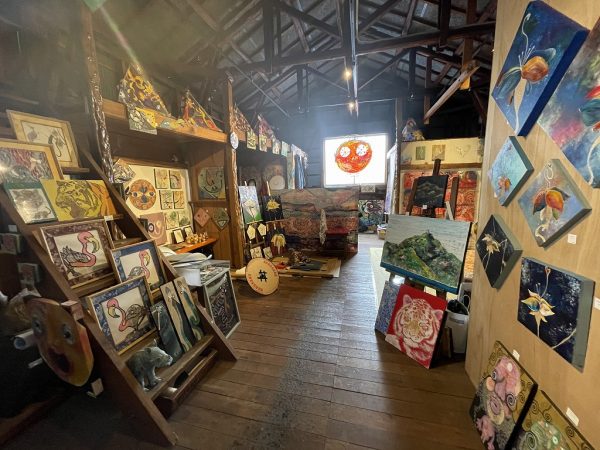 地元のおいしいお酒をはじめ、このエリアならではのメニューも揃う