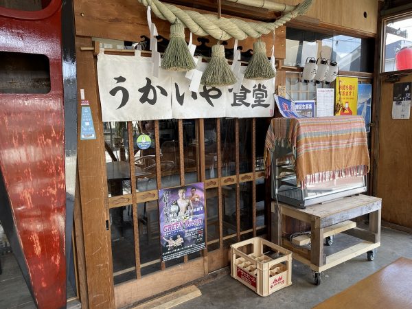 地元のおいしいお酒をはじめ、このエリアならではのメニューも揃う