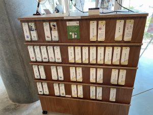 岐阜な人カードは、テイクフリーのしおり型のカード。過去の偉人と現在の岐阜な人を合わせて36名（2022年4月現在）で、今後も増える予定。カードに選ばれることは非常に名誉なことだと筆者は感じる。それくらいユニークな取り組みをしたいものだ