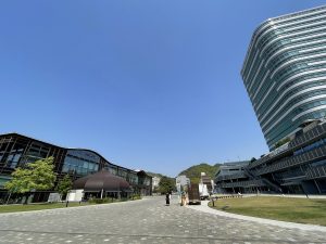 2021年にはメディアコスモス南側に「岐阜市役所新庁舎」が移転。さらに賑わいを見せるようになった。広場にはキッチンカーが最大10店舗出店するそうだ