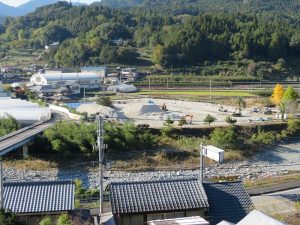 前回訪れたときの町営住宅建設地。一部残された樹木があるだけの場所だった