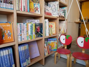 寄贈された絵本は一部を除き購入可能。古本販売によって得た利益は、「もん」の運営資金だけでなく子どもの学習体験イベントの資金として活用される