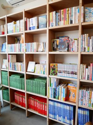 懐かしい絵本や人気コミック、エッセイなどが並ぶ本棚。大人も子どもも時間を忘れて読みふけってしまいそうだ