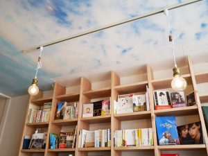 お好み焼き店だったころからの空柄のクロス。図書館の雰囲気に不思議とマッチしている